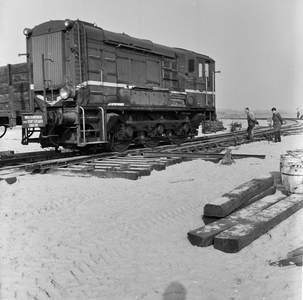 846744 Afbeelding van de de diesel-electrische rangeerlocomotief nr. 622 (serie 600) van de N.S. tijdens de ...